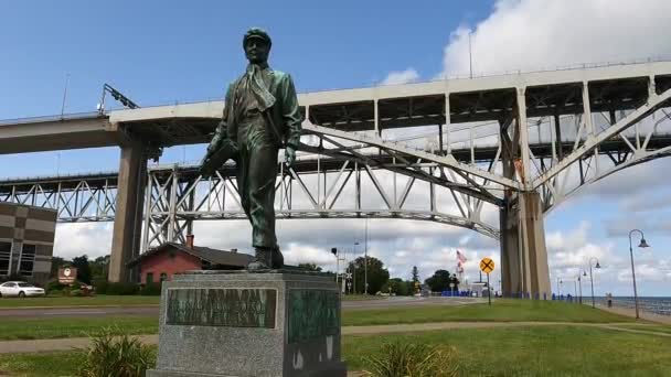 密歇根州休伦港圣克莱尔河上的托马斯爱迪生雕像 — 图库视频影像