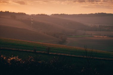 Kışın günbatımında Hampshire 'ın güzel kırsalları. Akşam vakti Hampshire kırsalındaki tepeler.