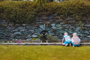 Keşif yapan iki çocuk. Erkek ve kız çocuklar doğayı keşfediyor vahşi hayatı arıyorlar. Çocuklar açık havada oynuyorlar, gölette vahşi yaşam arıyorlar..