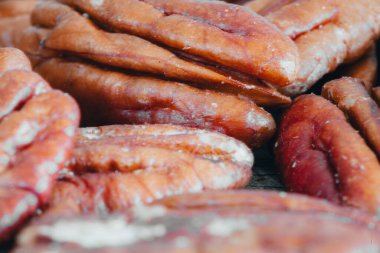 Tahta masada fındık.