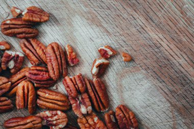 Tahta masada fındık.