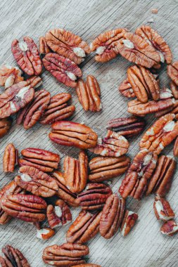 Tahta masada fındık.