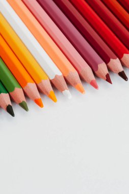 Keskin renkli kalemleri kapatın. Sanat dersi sırasında evde eğitim için kullanılan renkli kalemler..