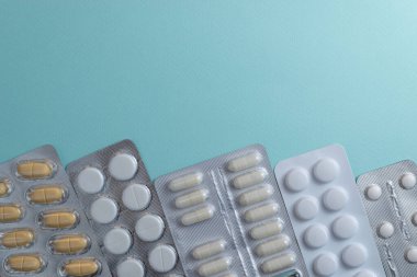 mavi arkaplanda haplar ve tabletler