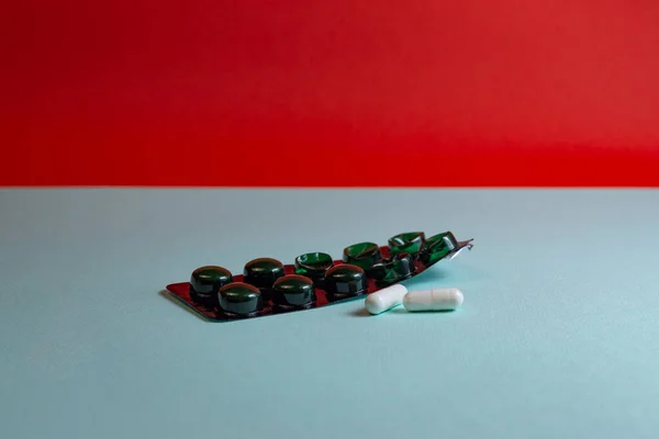 Pillen Und Blisterverpackung Auf Blauem Und Rotem Hintergrund — Stockfoto