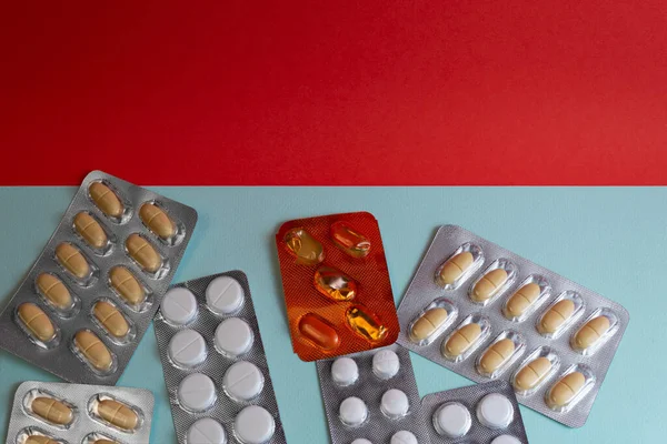 Mavi ve kırmızı arka planda su toplayan haplar.