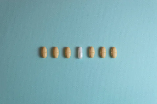 Mavi arka plan üzerinde renkli hapları