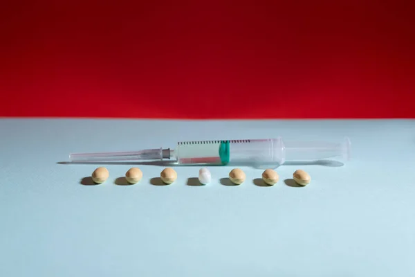 Aşı flakon şırınga ile içinde