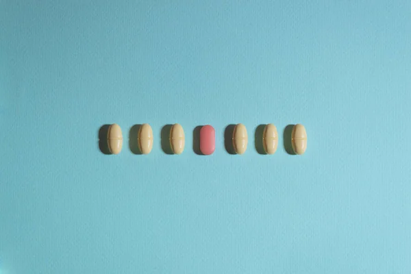 Mavi arka planda sert gölgeli haplar