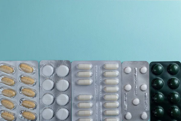 mavi arkaplanda haplar ve tabletler