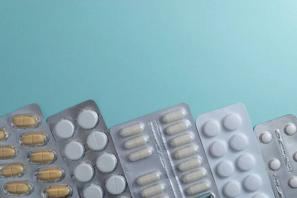 mavi arkaplanda haplar ve tabletler