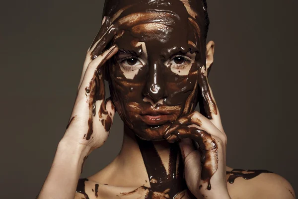 Женщина, наполненная шоколадом — стоковое фото