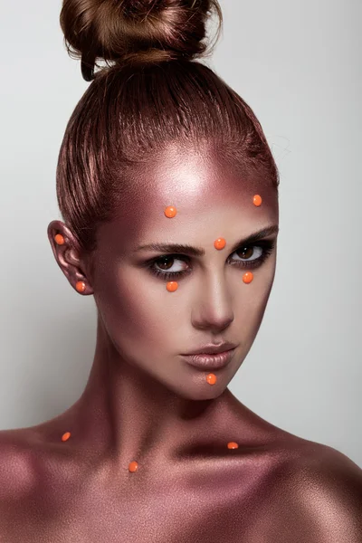 Tjej med vackra konstnärliga makeup — Stockfoto
