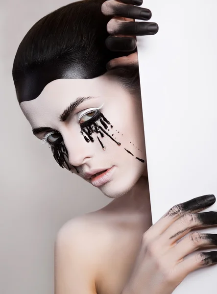 Menina jovem com maquiagem artística — Fotografia de Stock