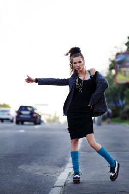 kadın alıcı araba yolda