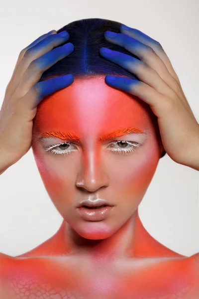 Modelo de moda jovem com arte make-up — Fotografia de Stock