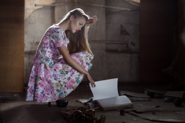 Kitap okuyan güzel bir kadın.