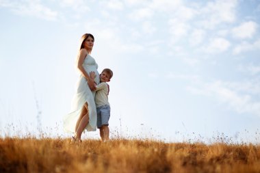 Ppregnant kadın oğluyla aittir