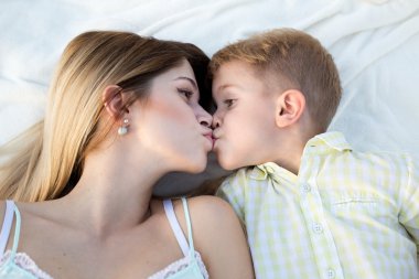 Anne oğlunu öpüşme