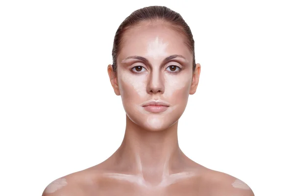 Γυναικείο πρότυπο δείχνει πώς να εφαρμόσουν σωστά μακιγιάζ — Φωτογραφία Αρχείου