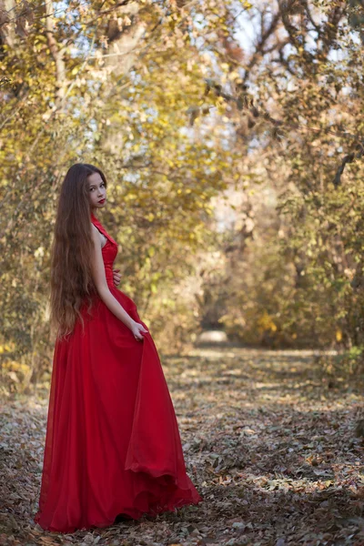 Mädchen rotes langes Kleid — Stockfoto