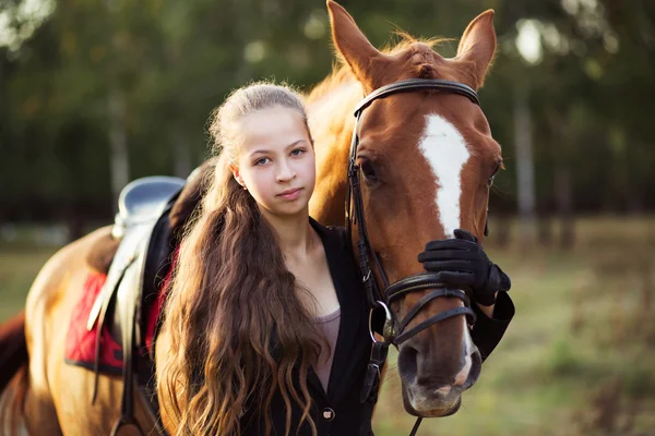 Chica joven con caballo — Foto de Stock