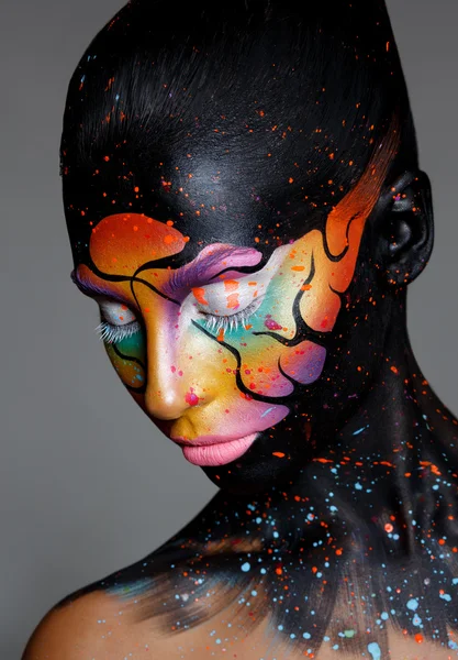 model parlak renkli makyaj ile