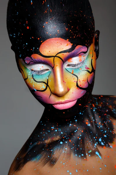 model parlak renkli makyaj ile