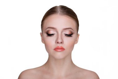 Makyaj ile genç güzel kadın