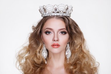 Taç genç güzel kadın