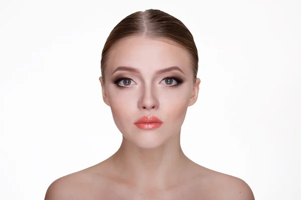 Junge schöne Frau mit Make-up — Stockfoto