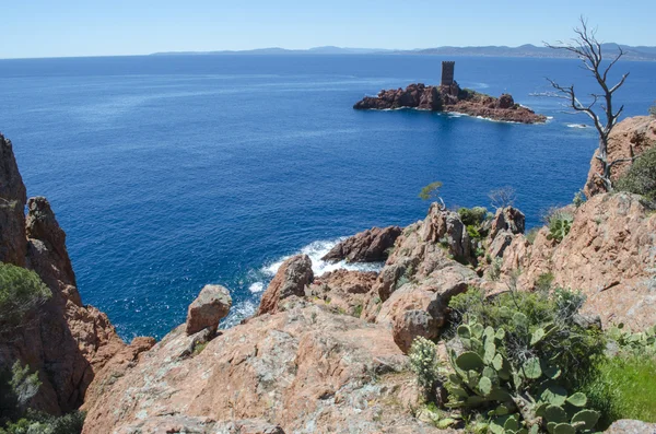 Cap Dramont - Esterel-Massiv, das ins Mittelmeer fließt — Stockfoto