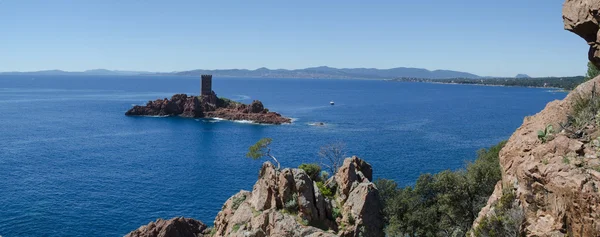 Cap Dramont - Esterel-Massiv, das ins Mittelmeer fließt — Stockfoto