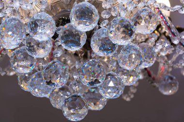 Güzel kristal avize bir odada