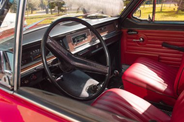 Retro arabanın içi retro direksiyondan çekiliyor.