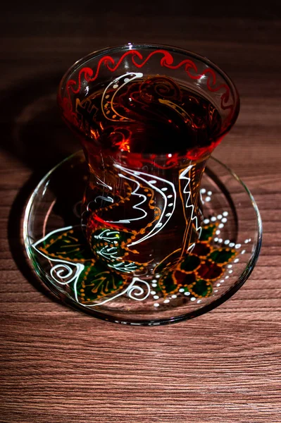 Azerbaycan 'da çay. Geleneksel Armudu (armut şeklinde) cam bir masa üzerinde.