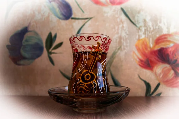 Azerbaycan 'da çay. Geleneksel Armudu (armut şeklinde) cam bir masa üzerinde.