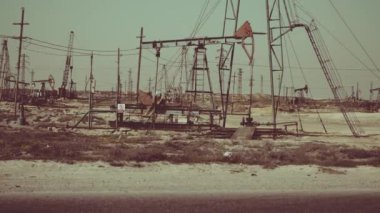 Pompa sondaj aleti. Petrol ve gaz madenciliği. Petrol fiyatı artıyor. Fosil yakıt ve petrol üretimi için sondaj platformları. Petrol fiyatlarına karşı savaş. Küresel koronavirüs krizi COVID 19