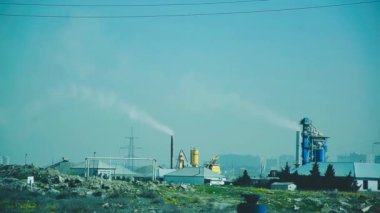 Pompa sondaj aleti. Petrol ve gaz madenciliği. Petrol fiyatı artıyor. Fosil yakıt ve petrol üretimi için sondaj platformları. Petrol fiyatlarına karşı savaş. Küresel koronavirüs krizi COVID 19