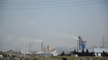 Pompa sondaj platformu. Petrol ve benzin madenciliği. Petrol fiyatı artıyor. Fosil yakıt ve petrol üretimi için sondaj platformları. Petrol fiyatlarına karşı savaş. Küresel koronavirüs krizi COVID 19