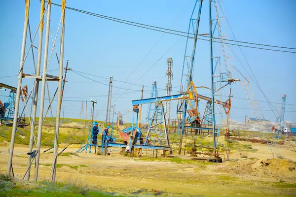 Pompa sondaj platformu. Petrol ve benzin madenciliği. Petrol fiyatı artıyor. Fosil yakıt ve petrol üretimi için sondaj platformları. Petrol fiyatlarına karşı savaş. Küresel koronavirüs krizi COVID 19