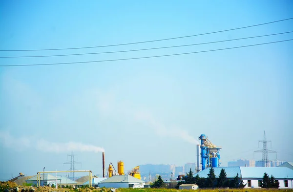 Pompa sondaj platformu. Petrol ve benzin madenciliği. Petrol fiyatı artıyor. Fosil yakıt ve petrol üretimi için sondaj platformları. Petrol fiyatlarına karşı savaş. Küresel koronavirüs krizi COVID 19