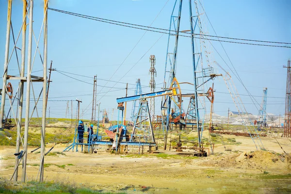 Pompa sondaj platformu. Petrol ve benzin madenciliği. Petrol fiyatı artıyor. Fosil yakıt ve petrol üretimi için sondaj platformları. Petrol fiyatlarına karşı savaş. Küresel koronavirüs krizi COVID 19