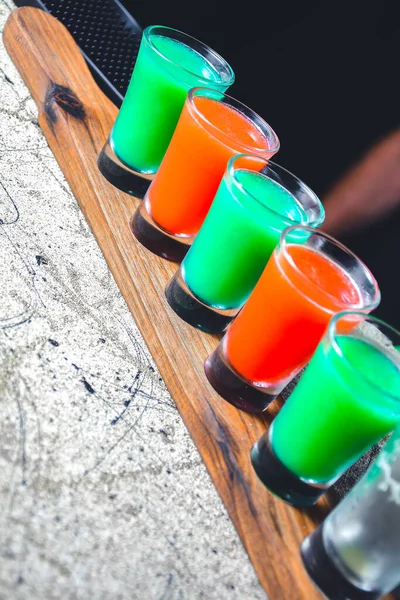 Barmen kokteylleri hazırlar. Çok renkli bir kokteyl. Kokteylleri tazeliyorum. Gökkuşağı kokteylleri. Eski gözlüklü gökkuşağı kokteyli. Kokteyller barda mevcut. Alışılmadık kokteyller