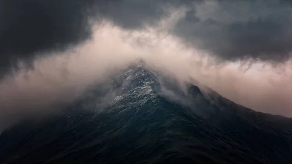 Großer Berg Flussufer Mit Düsterem Dramatisch Bewölktem Klima — Stockfoto