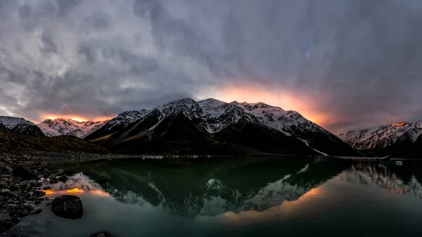 Coucher Soleil Magnifique Sur Les Montagnes Les Nuages Dramatiques Sombres — Photo