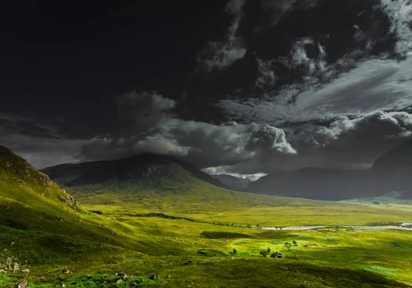 Paisagem Verde Montanhas Com Céu Escuro Assustador Nublado — Fotografia de Stock