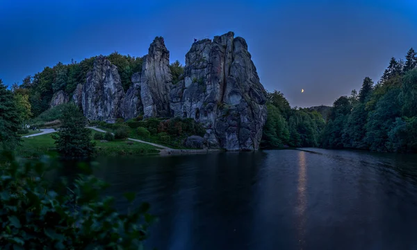 Bellissimo Lago Colline Alla Sera Con Cielo Blu Chiaro — Foto Stock