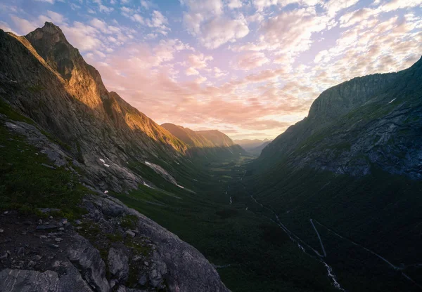 Vista Incrível Enorme Cordilheira Céu Pôr Sol Nublado — Fotografia de Stock