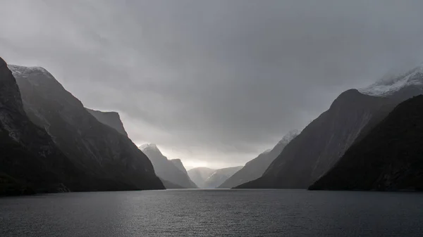 Mörk Bergskedja Och Flod Täckt Med Regniga Moln — Stockfoto